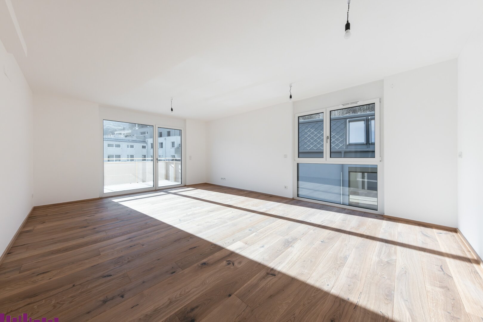 Zimmer mit Holzfußboden