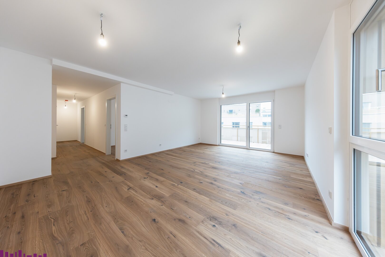 Wohnzimmer mit Holzfußboden