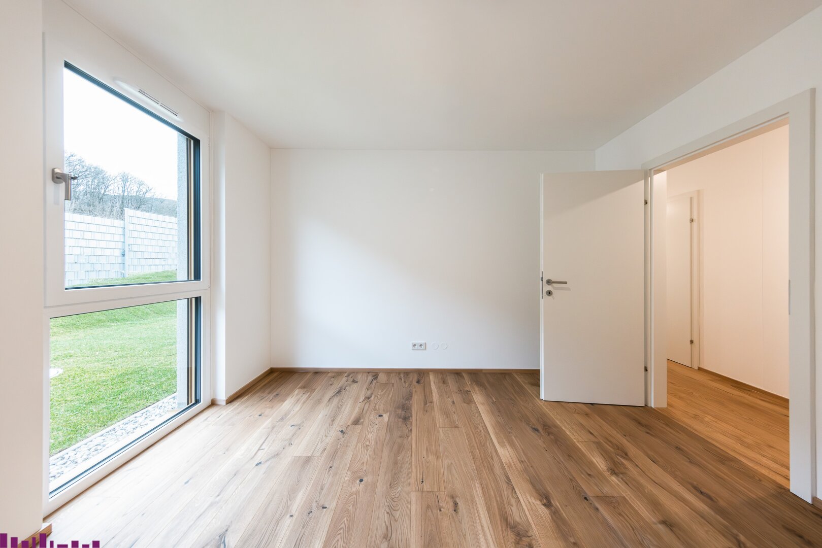 Wohnzimmer mit Holzfußboden