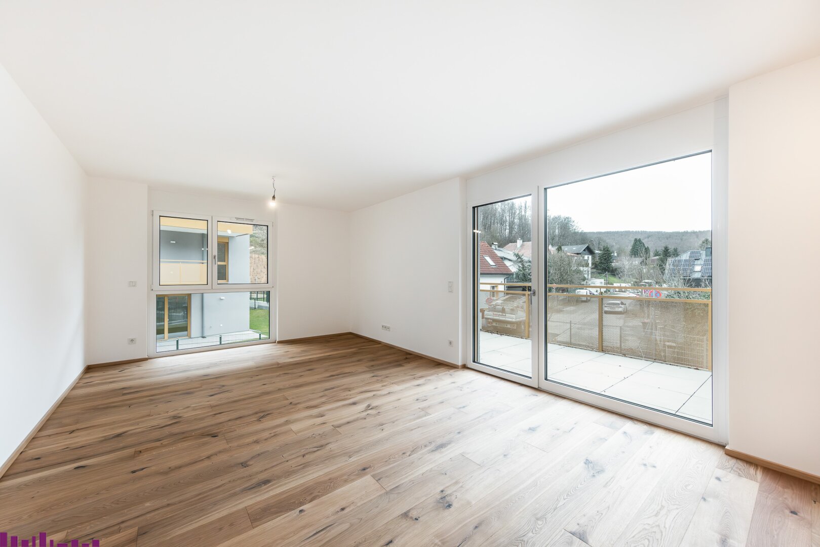 Wohnzimmer mit Holzfußboden