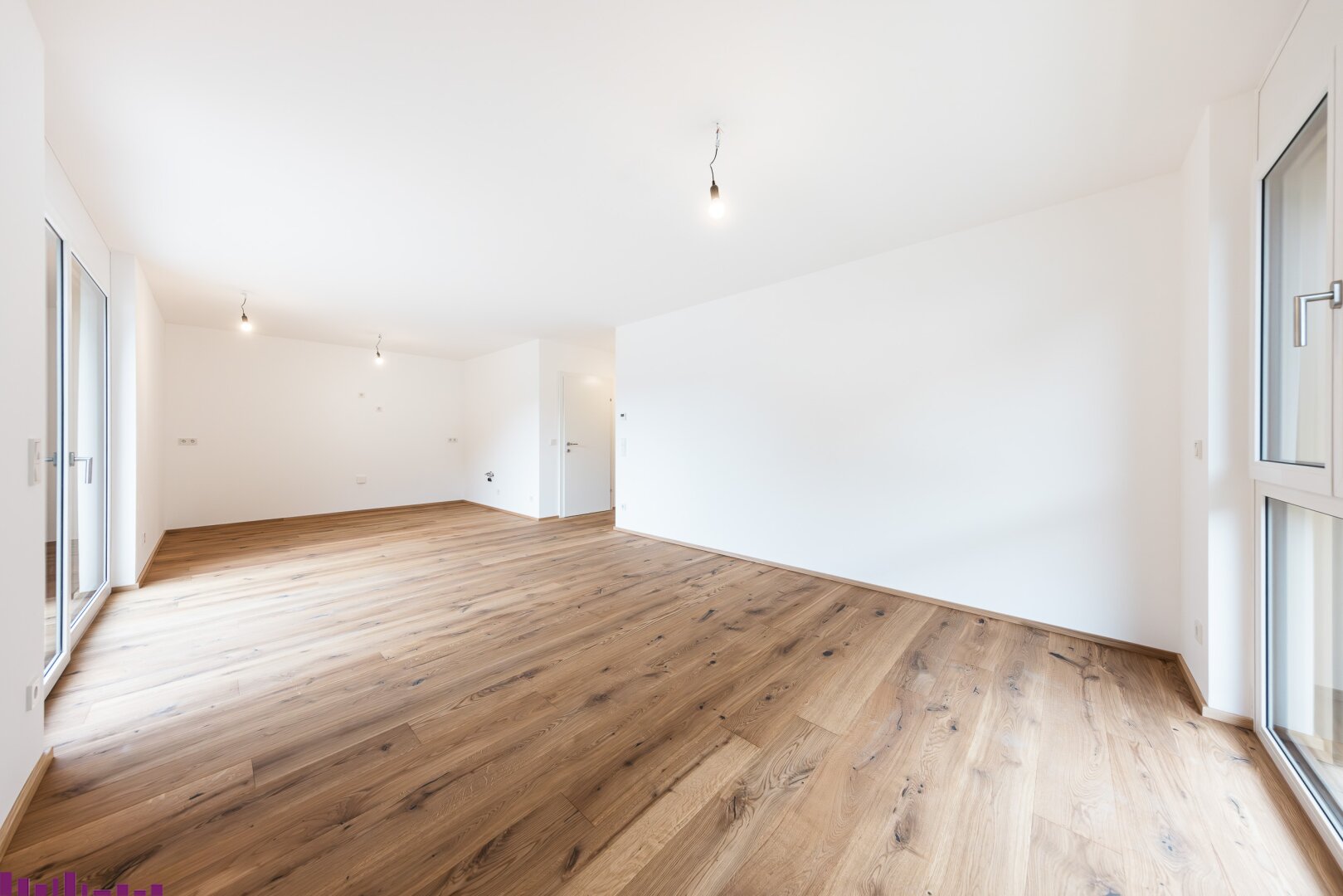 Wohnzimmer mit Holzfußboden