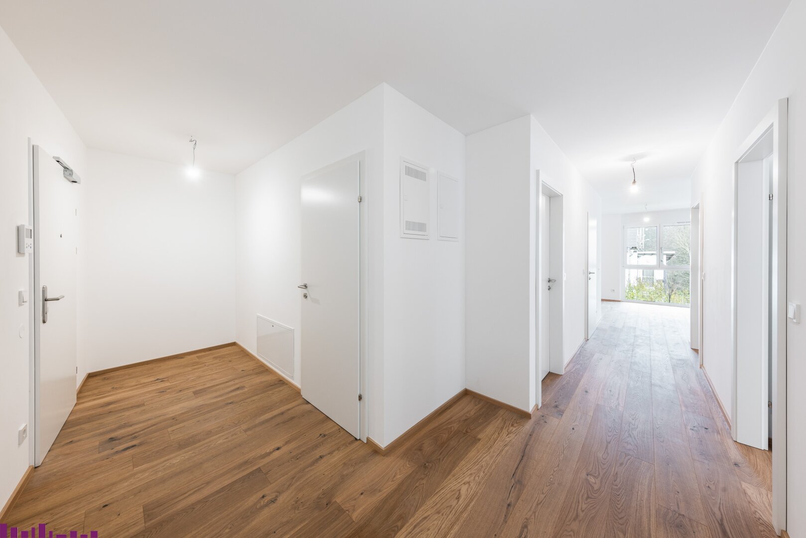 Zimmer mit Holzfußboden