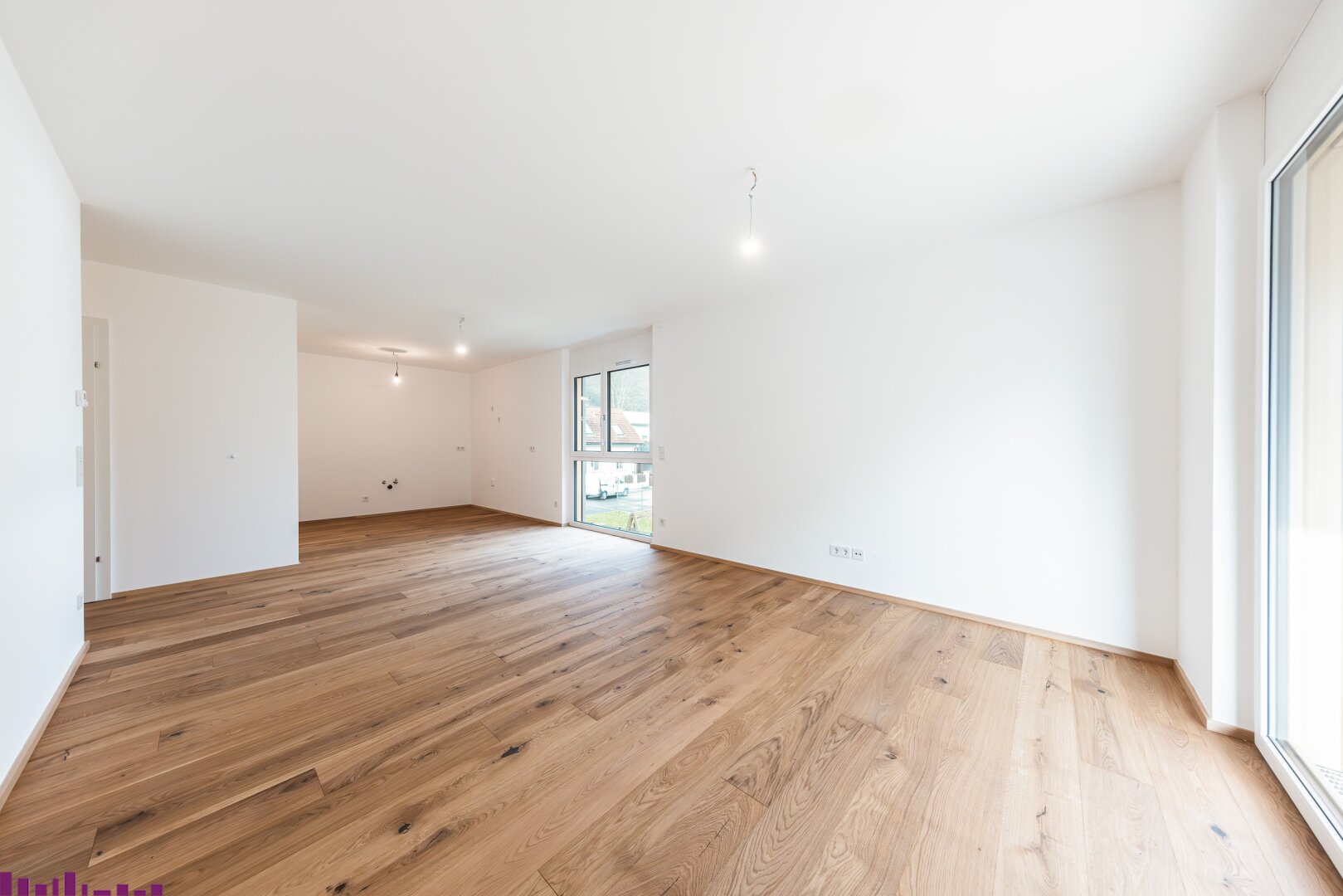 Wohnzimmer mit Holzfußboden