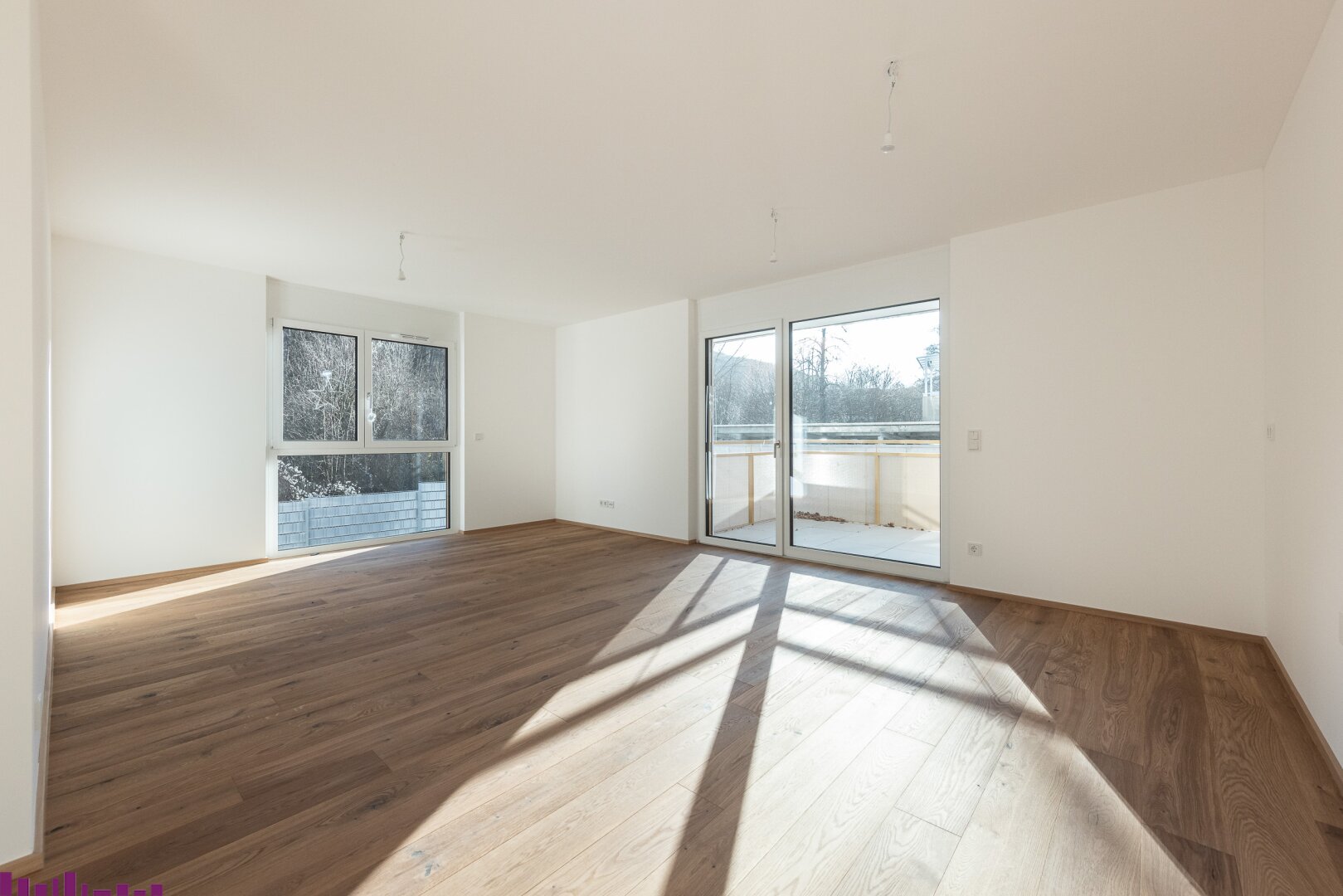 Wohnzimmer mit Holzfußboden