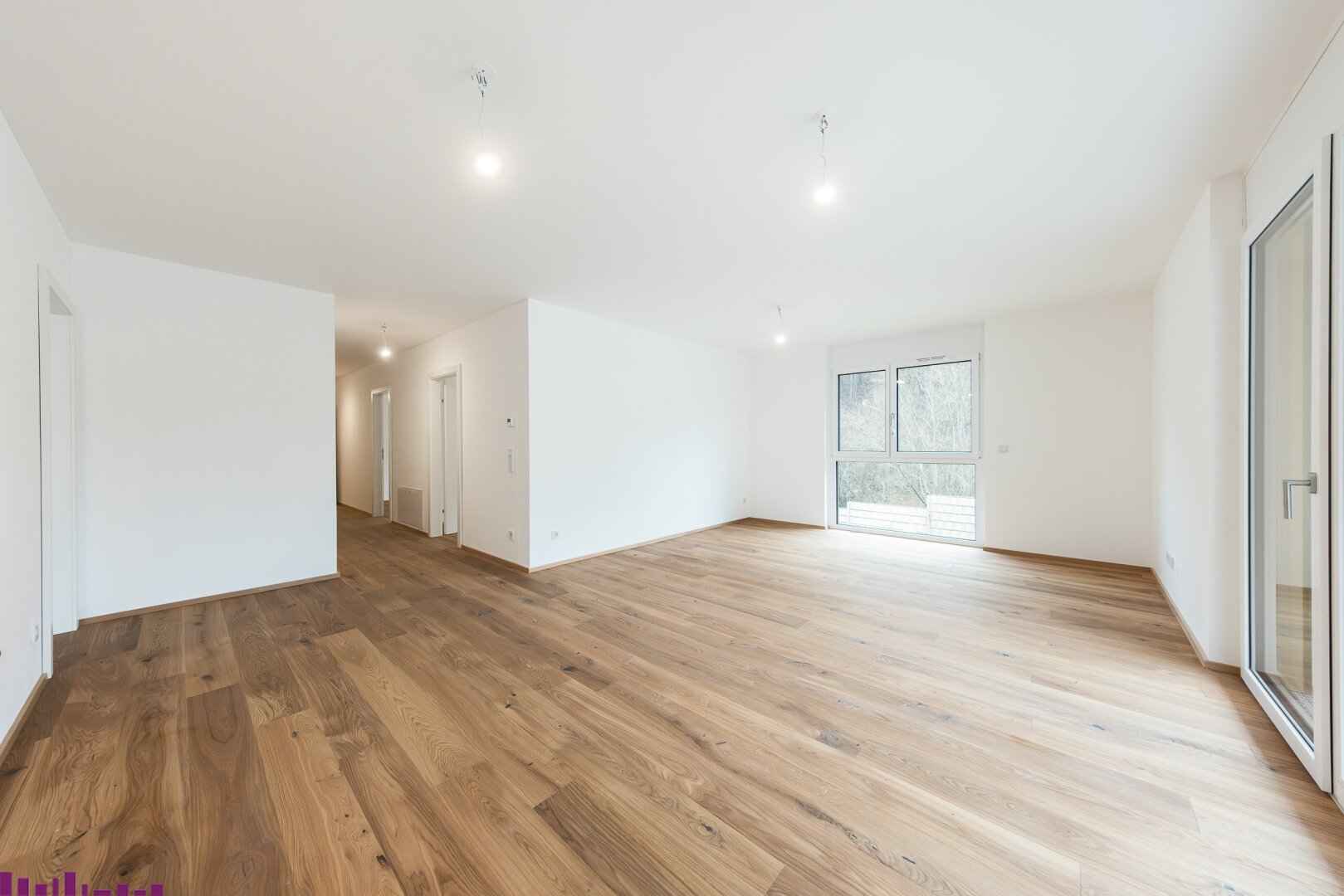 Wohnzimmer mit Holzfußboden