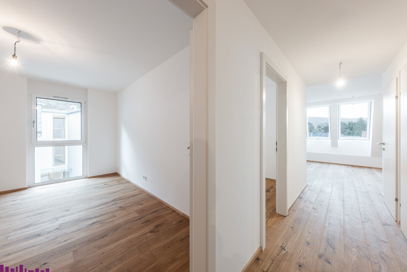 Zimmer mit Holzfußboden