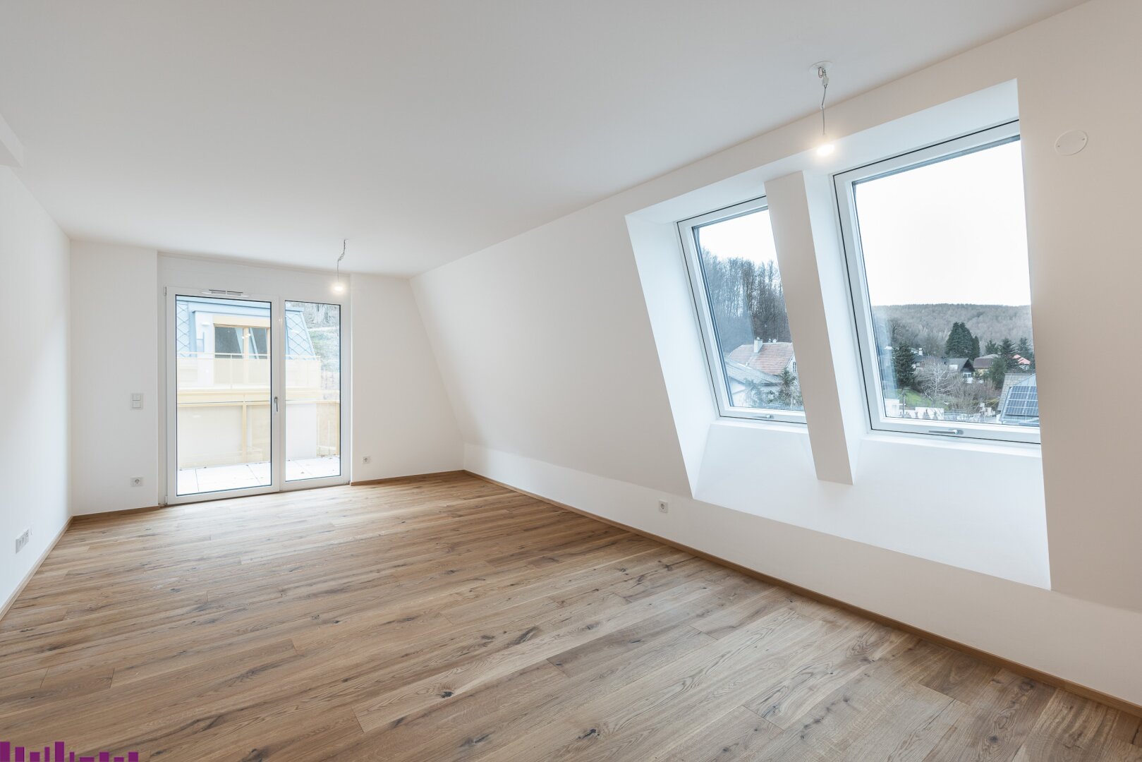 Wohnzimmer mit Holzfußboden