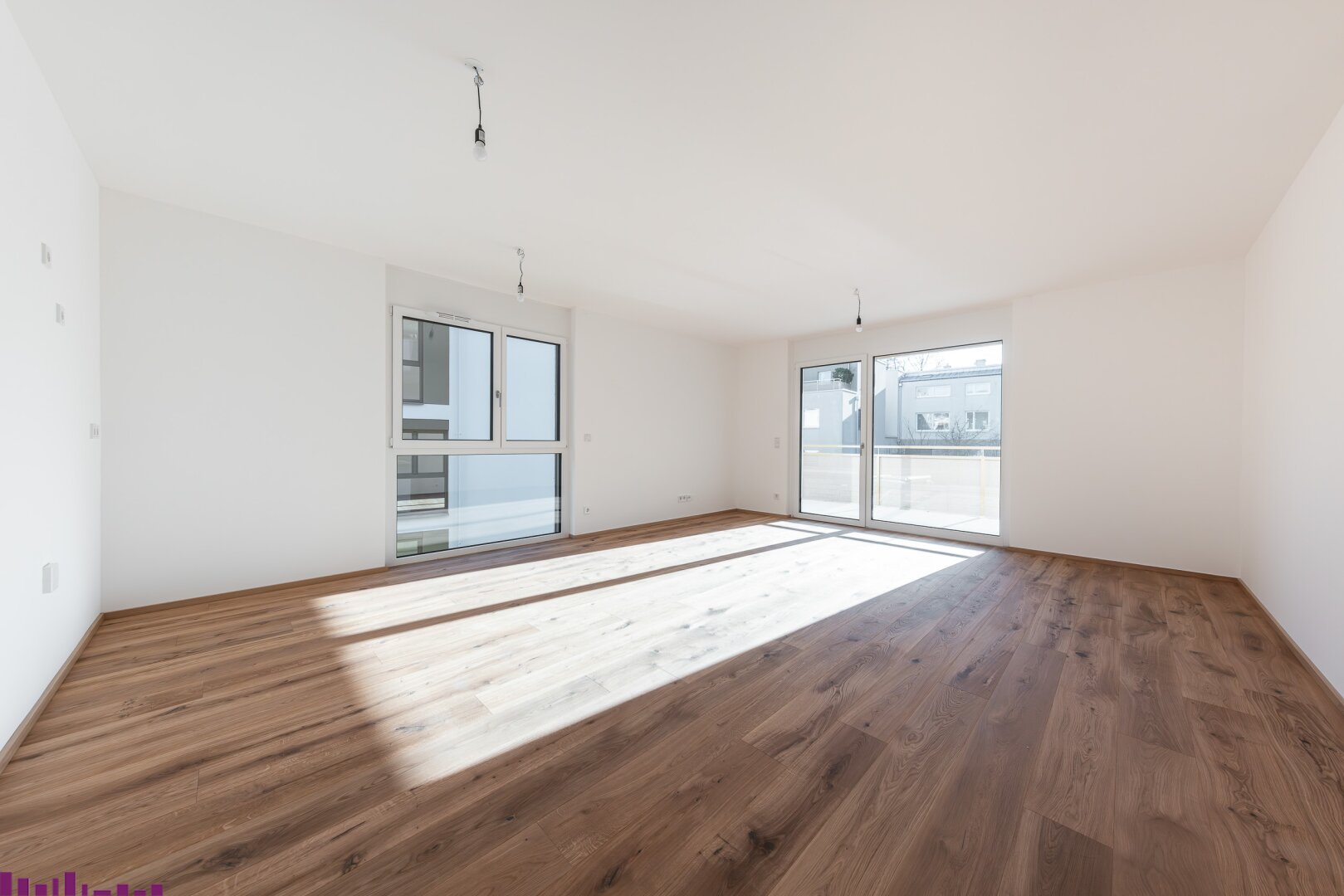 Wohnzimmer mit Holzfußboden