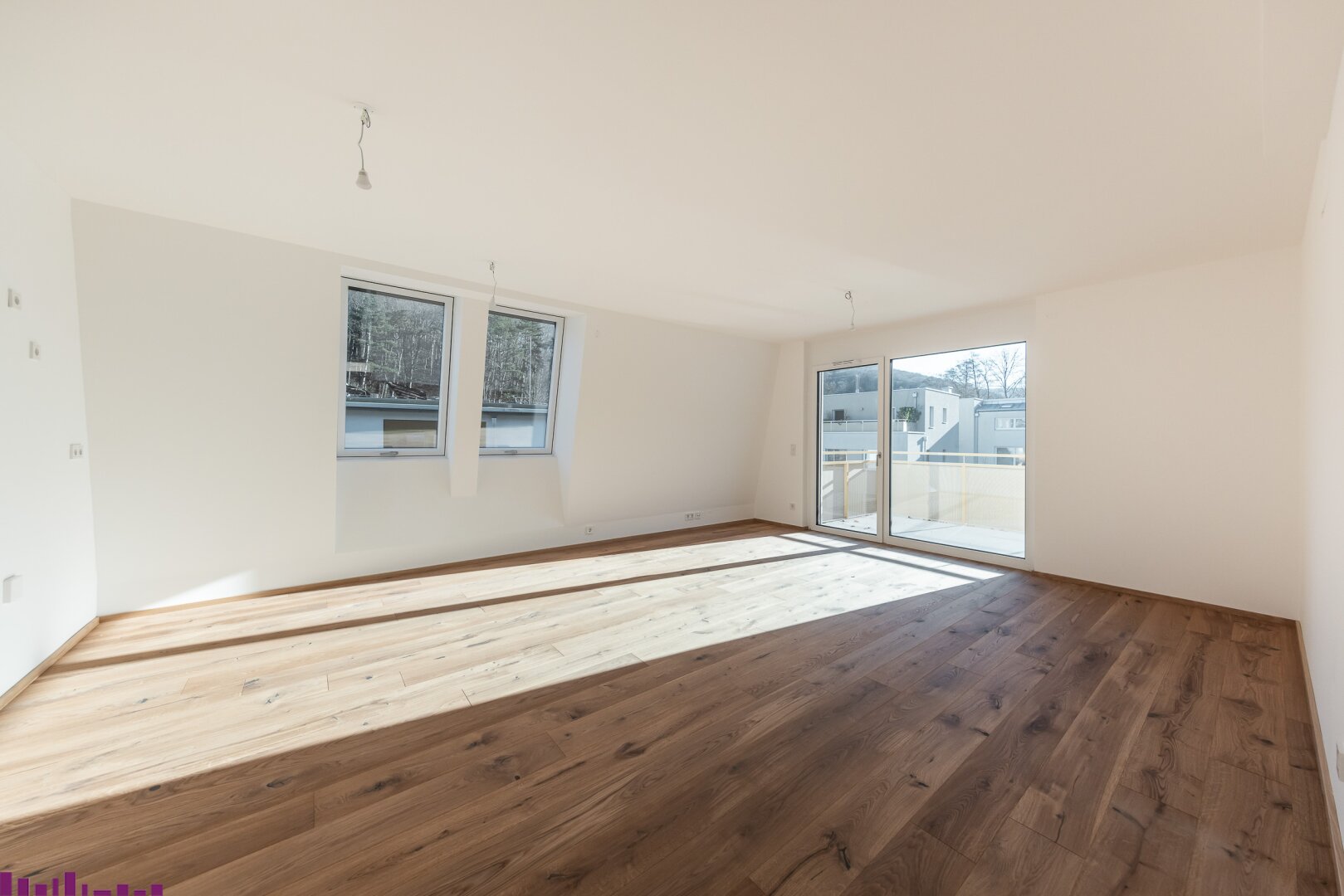 Wohnzimmer mit Holzfußboden