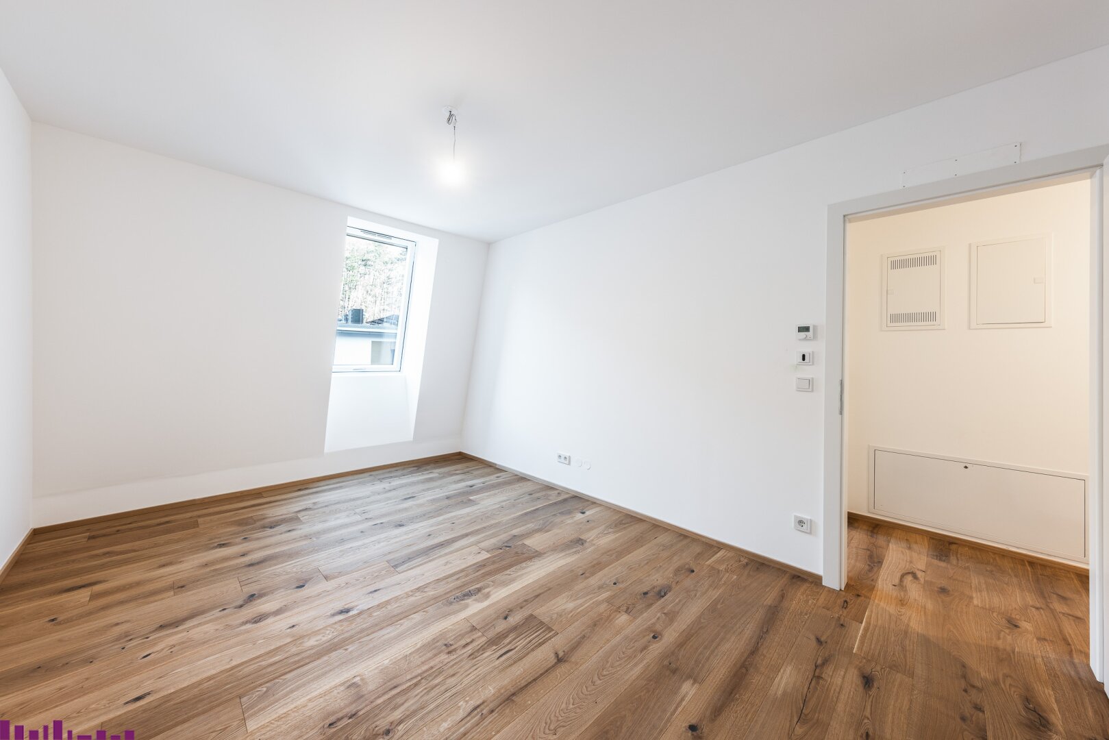 Zimmer mit Holzfußboden