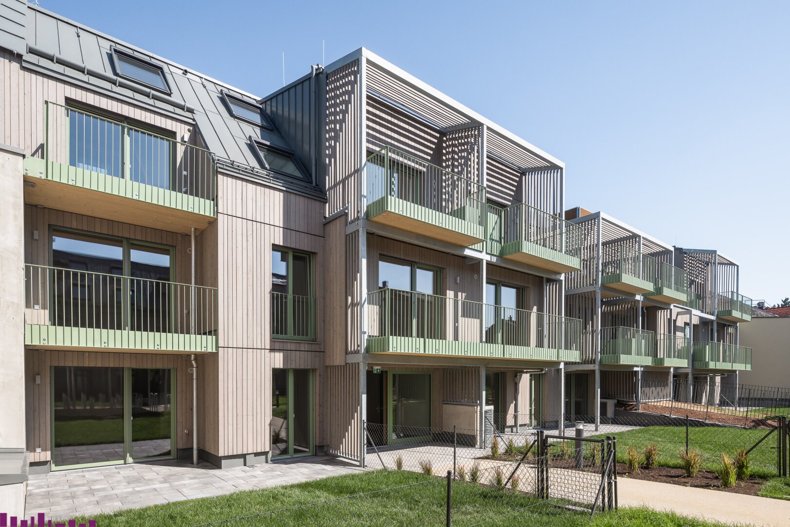 Holzfassade mit Details der Balkone in Holzausführung