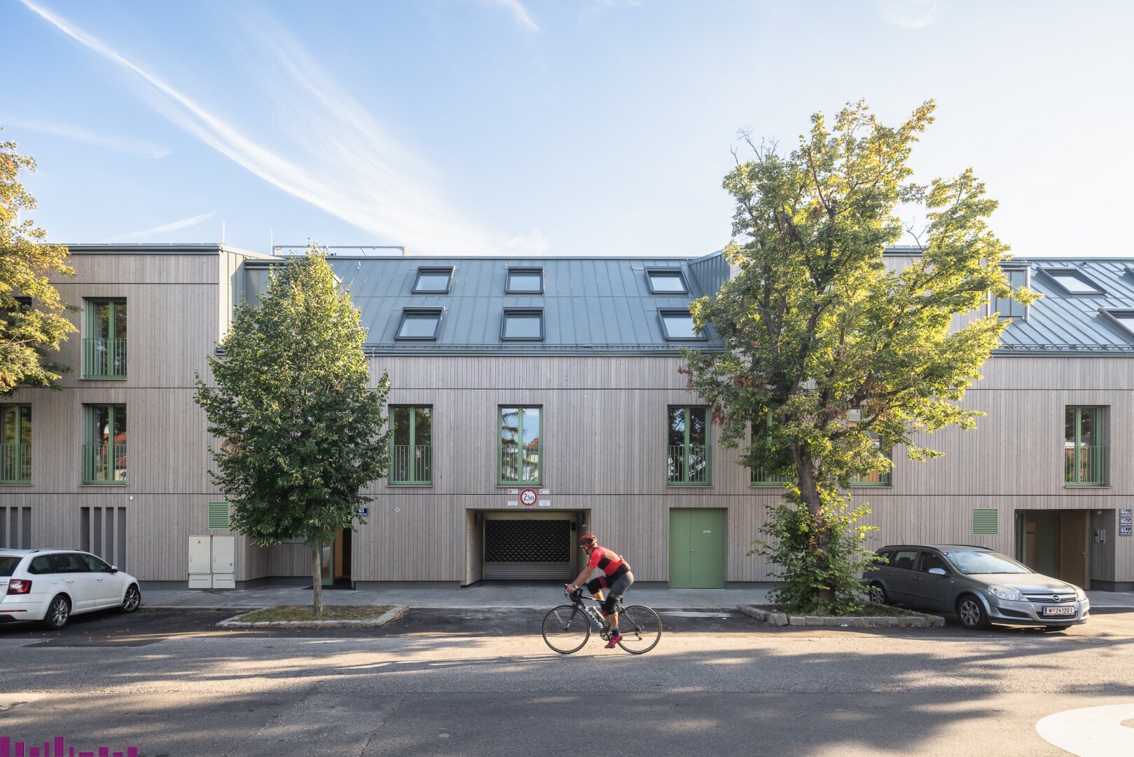 Straßenansicht mit Holzfassade