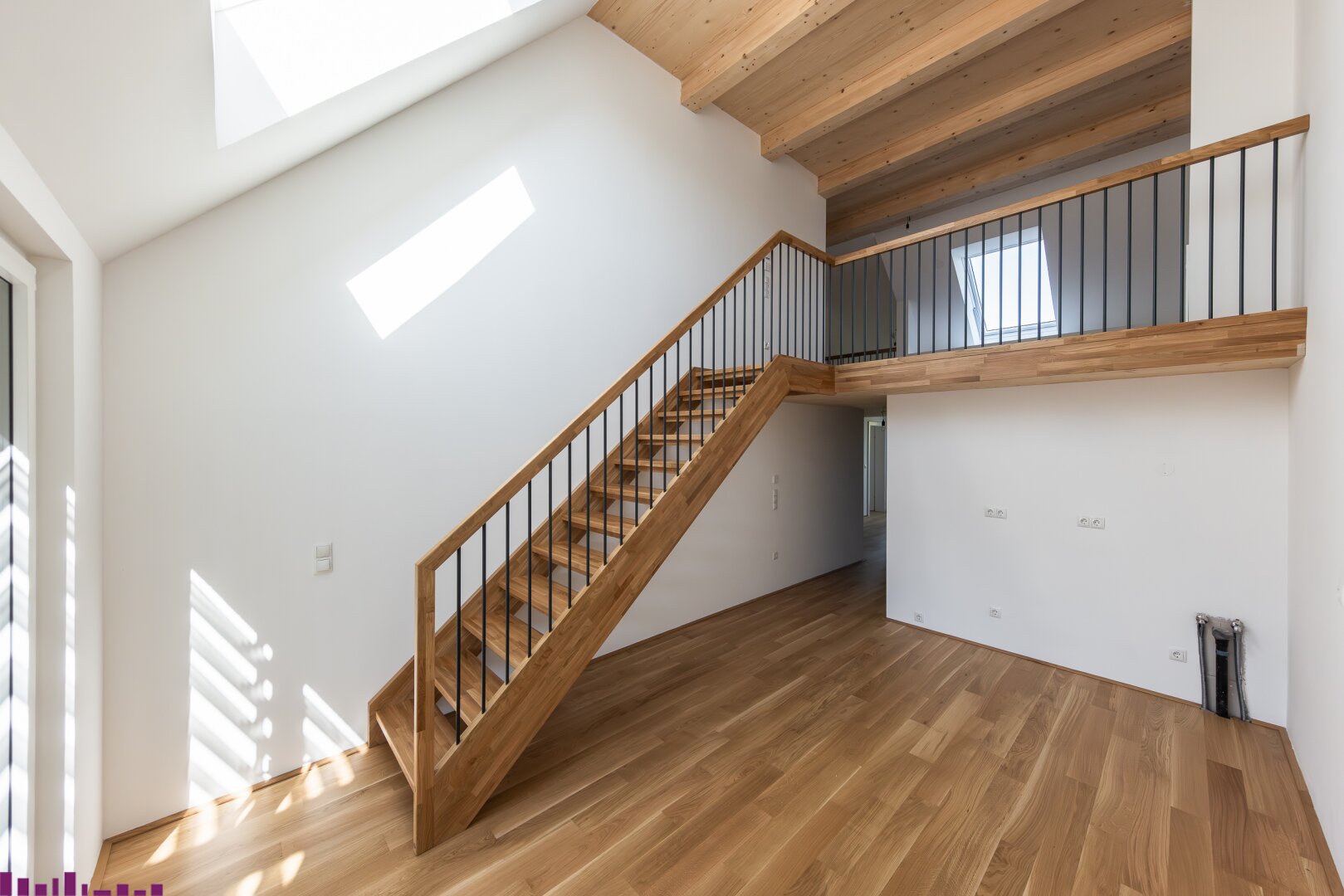 Wohnzimmer mit Sichtholzdecke und Holzboden sowie Treppe