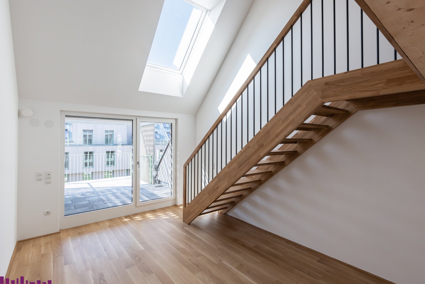 Wohnzimmer mit Sichtholzdecke und Holzboden sowie Treppe