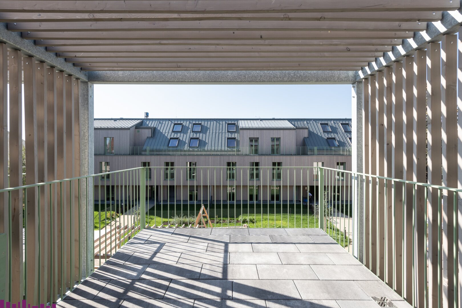 Blick in den Innenhof durch einen Durchgang