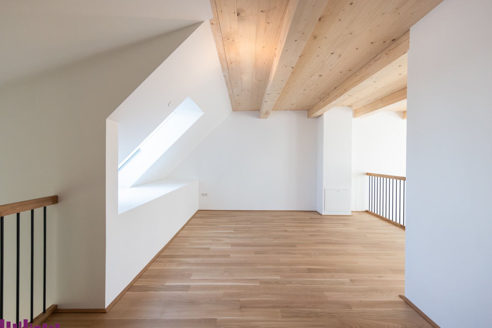 Wohnzimmer mit Sichtholzdecke und Holzboden