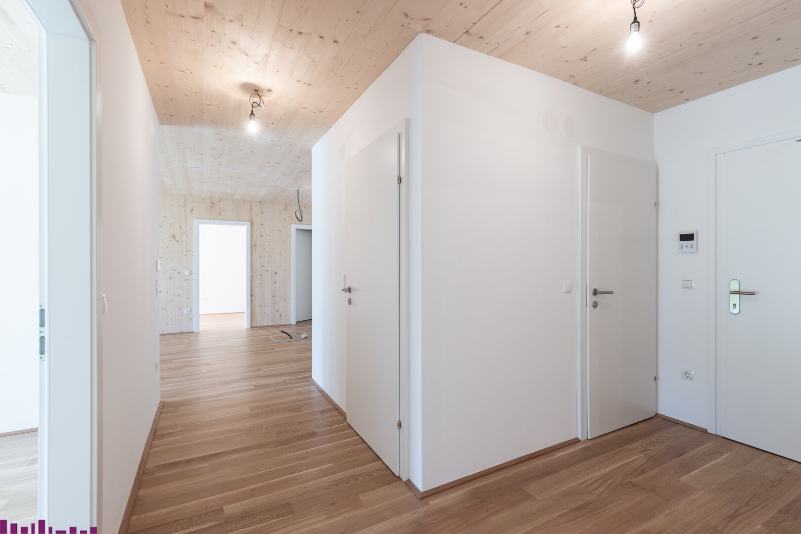 Zimmer mit Sichtholzdecke und Holzboden