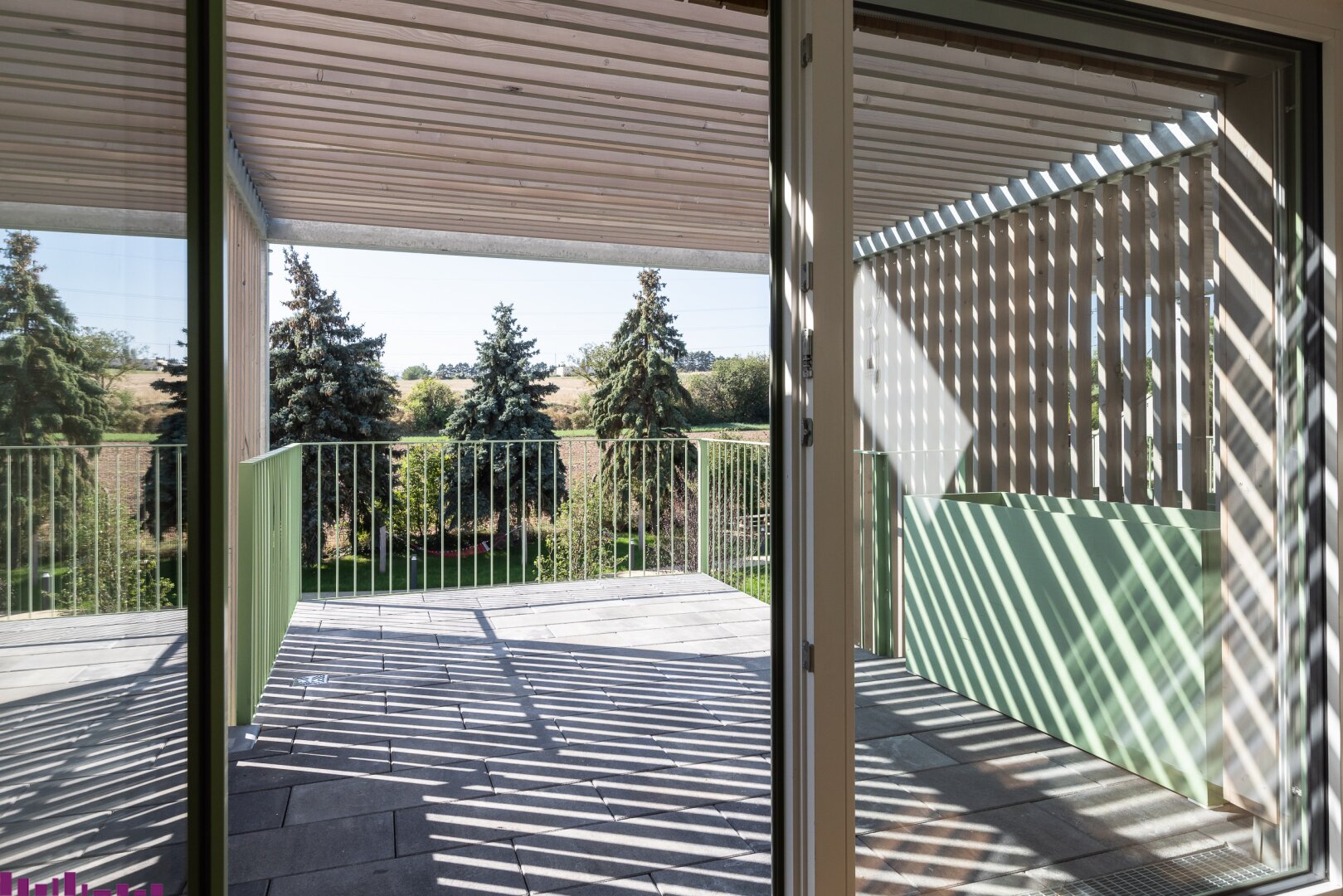 Blick durch einen Durchgang ins Grüne