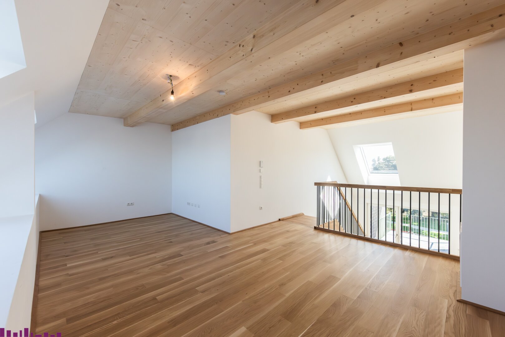 Wohnzimmer mit Sichtholzdecke und Holzboden