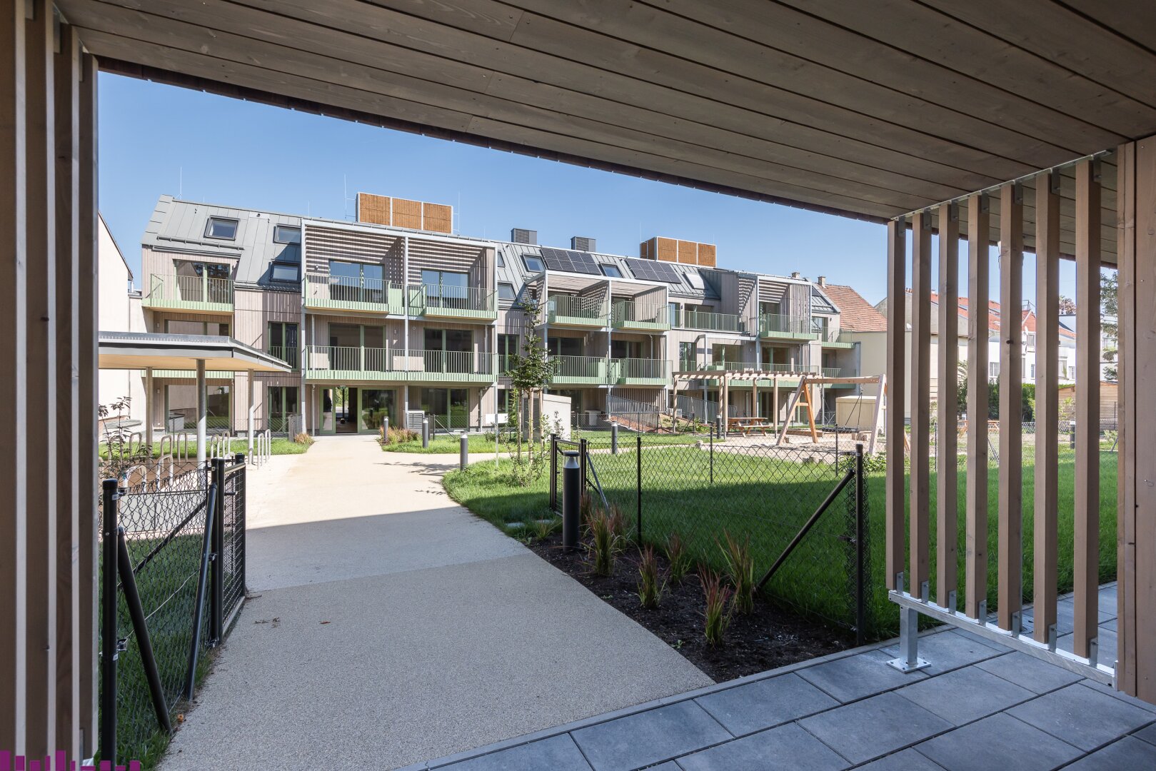 Blick in den Innenhof durch einen Durchgang